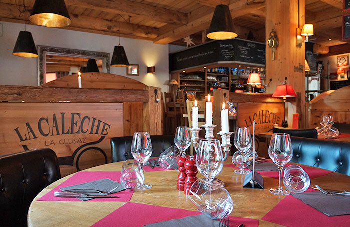 Restaurant La Calèche La Clusaz service midi à minuit crêpes glaces repas savoyard et cuisine traditionnelle