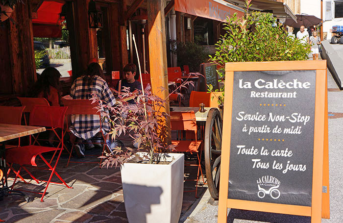 Le Restaurant la Calèche ouvert tous les jours service midi à minuit crêpes glaces repas savoyard et cuisine traditionnelle