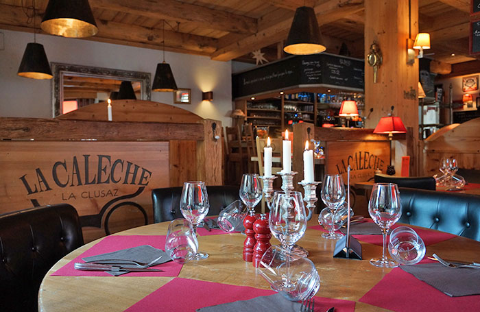 Le Restaurant la Calèche décoration soignée style chalet de montagne. crêpes glaces repas savoyard et cuisine traditionnelle Le Restaurant la Calèche décoration soignée style chalet de montagne