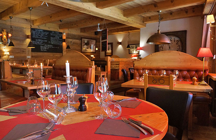 Restaurant La Calèche La Clusaz service midi à minuit crêpes glaces repas savoyard et cuisine traditionnelle