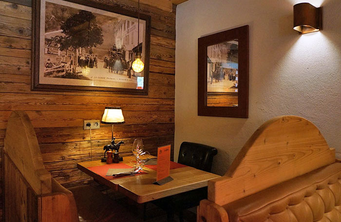 Restaurant La Calèche La Clusaz service midi à minuit crêpes glaces repas savoyard et cuisine traditionnelle
