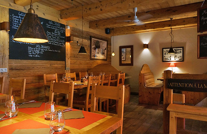 Restaurant La Calèche La Clusaz service midi à minuit crêpes glaces repas savoyard et cuisine traditionnelle