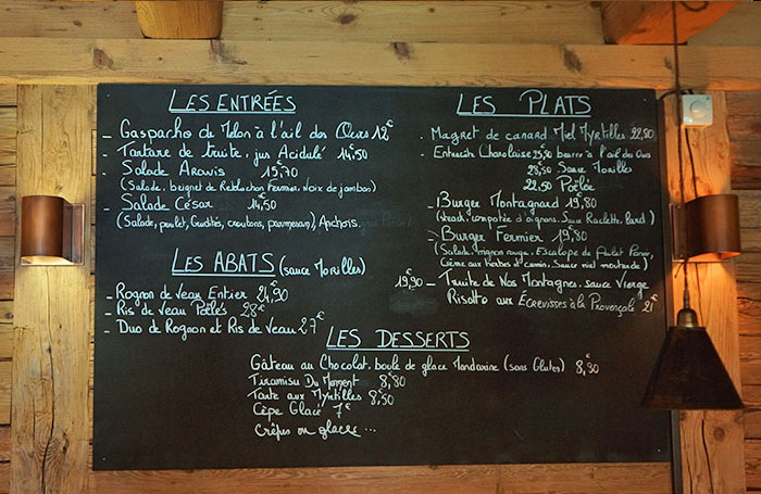 Restaurant La Calèche La Clusaz service midi à minuit crêpes glaces repas savoyard et cuisine traditionnelle