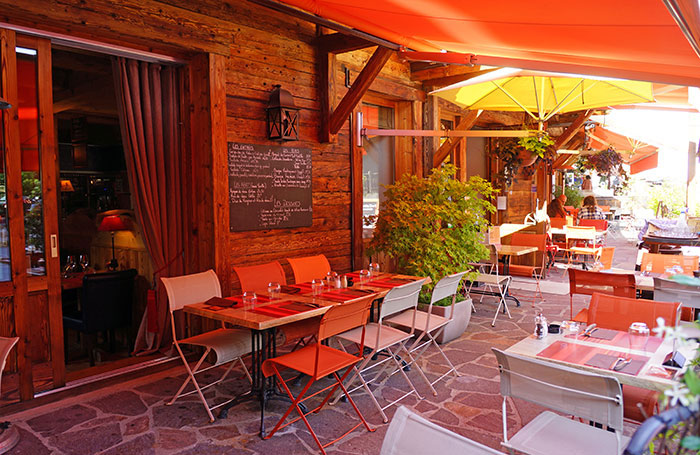Restaurant La Calèche La Clusaz service midi à minuit crêpes glaces repas savoyard et cuisine traditionnelle