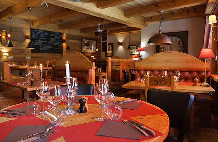 Le Restaurant la Calèche pour vos séminaires ou vos fêtes de famille. service midi à minuit crêpes glaces repas savoyard et cuisine traditionnelle Restaurant la Calèche pour vos séminaires ou vos fêtes de famille