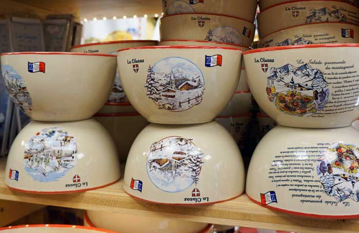 Grands bols artisanat de fabrication française, marquage la Clusaz avec recettes. arvimedia