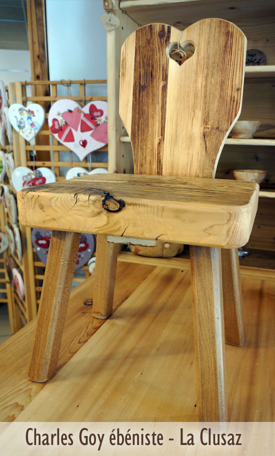 Petite chaise en bois brut, laissant ressortir les veines du bois avec motif cœur. Objet réalisé par charly goy menuisier à la clusaz savoie
