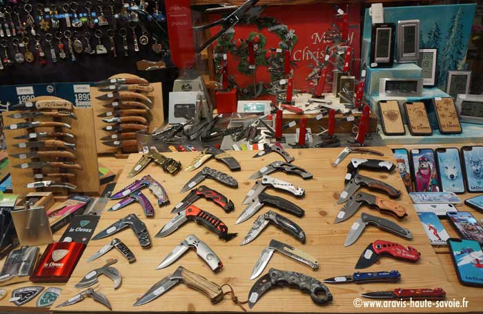 Opinel et couteau suisse la Clusaz Grand choix de couteaux manche en bois et couteaux Suisse