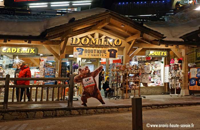 Boutique Domino La Clusaz souvenirs de vacances, tee shirt La Clusaz, idées cadeaux enfants et adultes