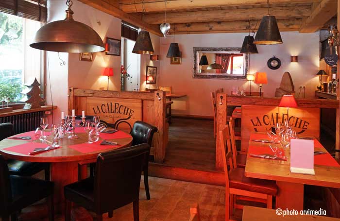 Restaurant ambiance chalet La Clusaz petit espace chaleureux pour un repas en toute intimité