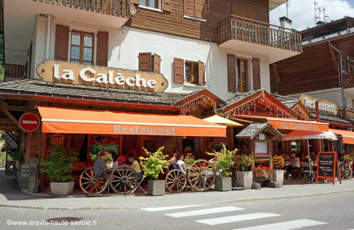 Restaurant La Calèche La Clusaz service midi à minuit crêpes glaces repas savoyard et cuisine traditionnelle