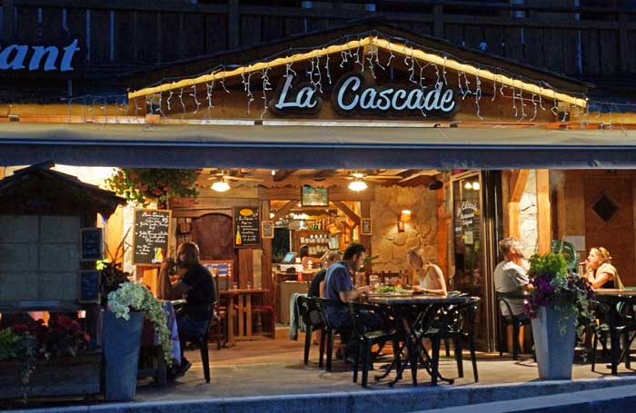 le restaurant est ouvert pendant les saisons d'été et d'hiver, spécialités de crêpes et repas savoyard