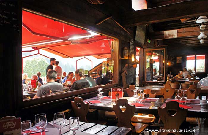 Ambiance cheminée - grillades - jambon fumé - pain de campagne - vins de Savoie