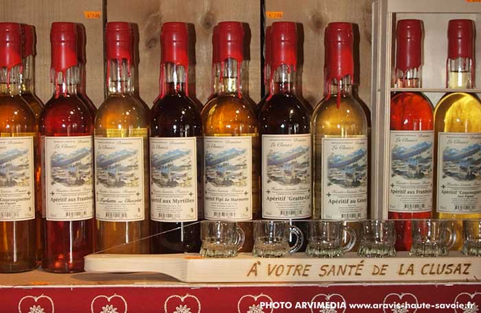 Liqueur apéritif de Savoie génépi, framboise, myrtille, chataigne, gratte cul, fabriqué en Savoie