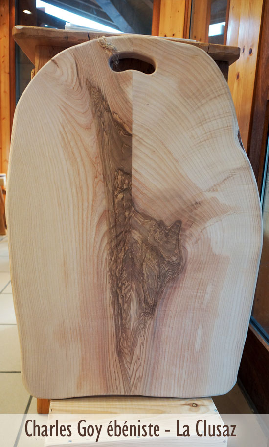 Loupe de bois de chêne au magnifique design naturel utilisable en planche de cuisine. art naturel nervures et veines du bois 