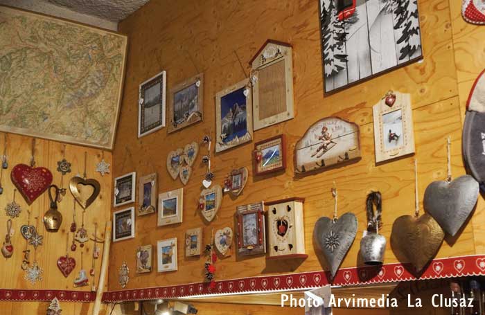 Objets déco style chalet savoyard ardoise, thermomètre, porte clés, ancien ski patin à glace
