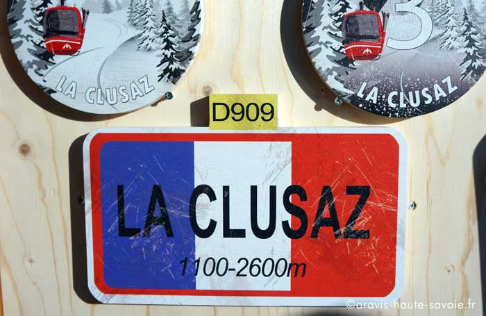 Panneaux souvenirs de La Clusaz boutique Domino fabriqués en Haute Savoie photo arvimedia panneau routier souvenirs la clusaz altitude 1100 - 2600 m