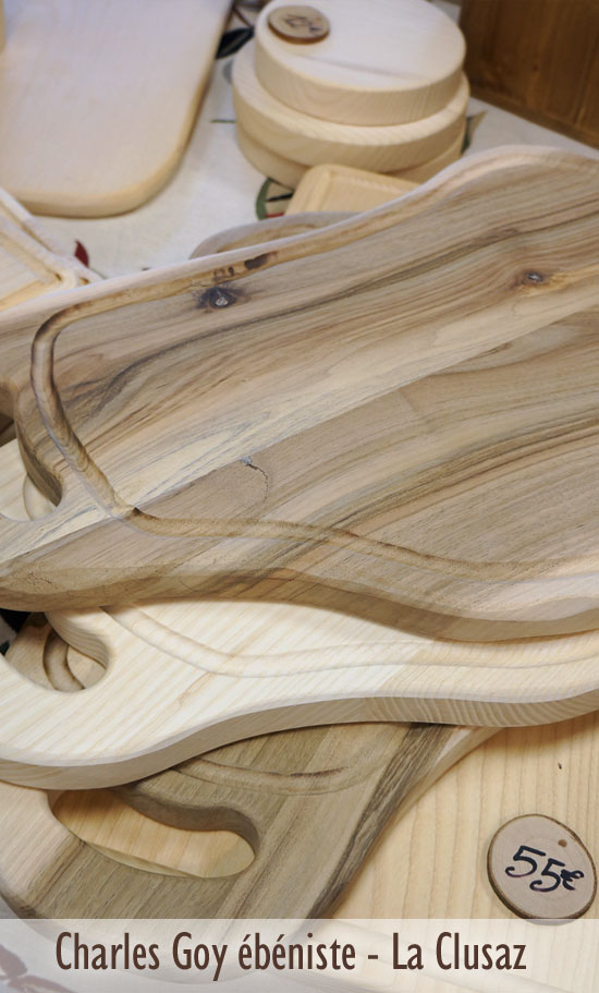Ustensile de cuisine planche à découper en bois massif formes et couleurs diverses et variées.