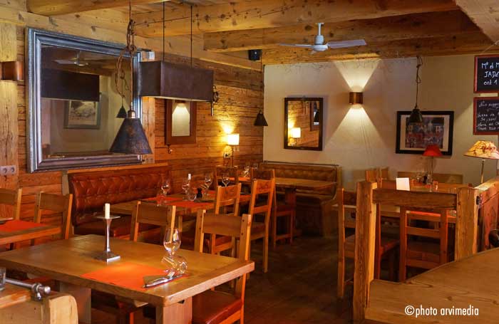 Restaurant ambiance chalet La Clusaz petit espace chaleureux pour un repas en toute intimité