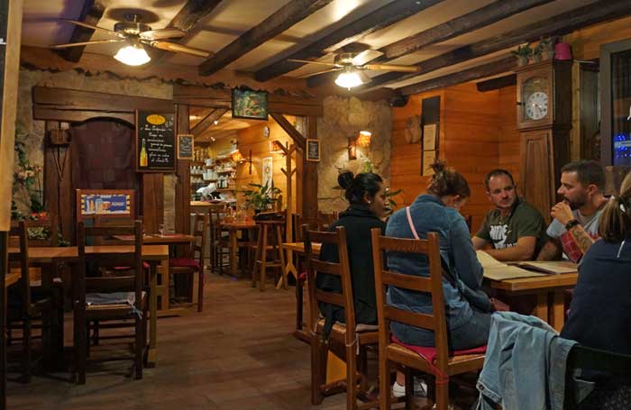 le restaurant est ouvert pendant les saisons d'été et d'hiver, spécialités de crêpes et repas savoyard