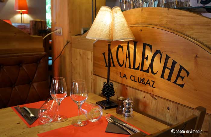 Restaurant ambiance chalet La Clusaz petit espace chaleureux pour un repas en toute intimité