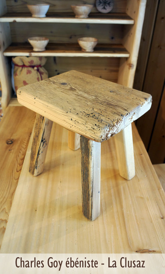 Chaque tabouret en vieux bois est unique et original il a un touché doux et soyeux.