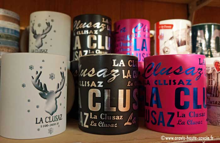 Tasses et objets déco et utile siglés La Clusaz décoration intérieure objet et ustensiles pour la cuisine