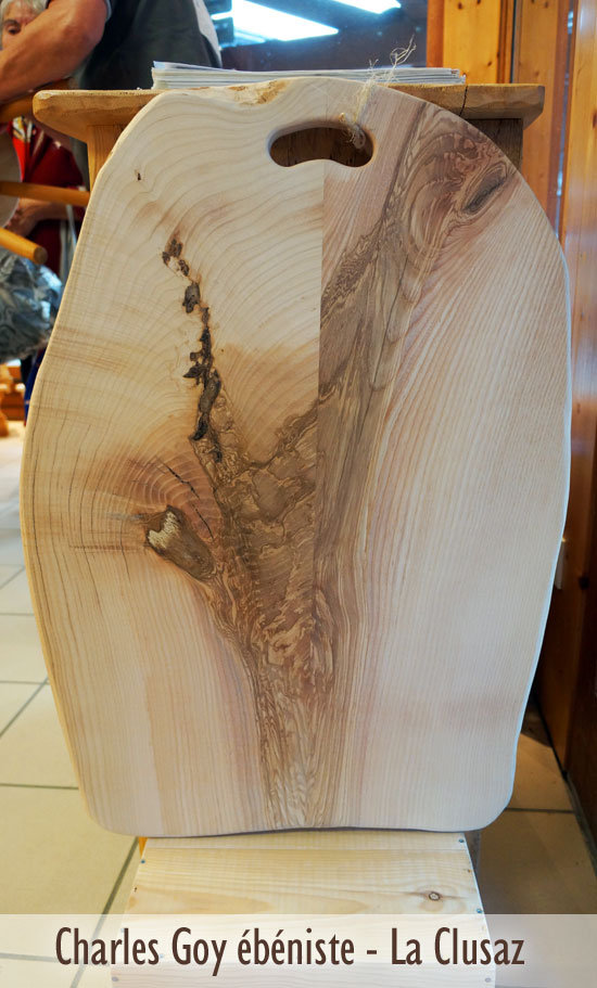 Tranche de bois naturel pièce unique à exposer ou à utiliser comme planche à découper. design naturel du bois